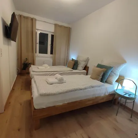 Apartment Praktisch Und Gut In Der Goldstadt *